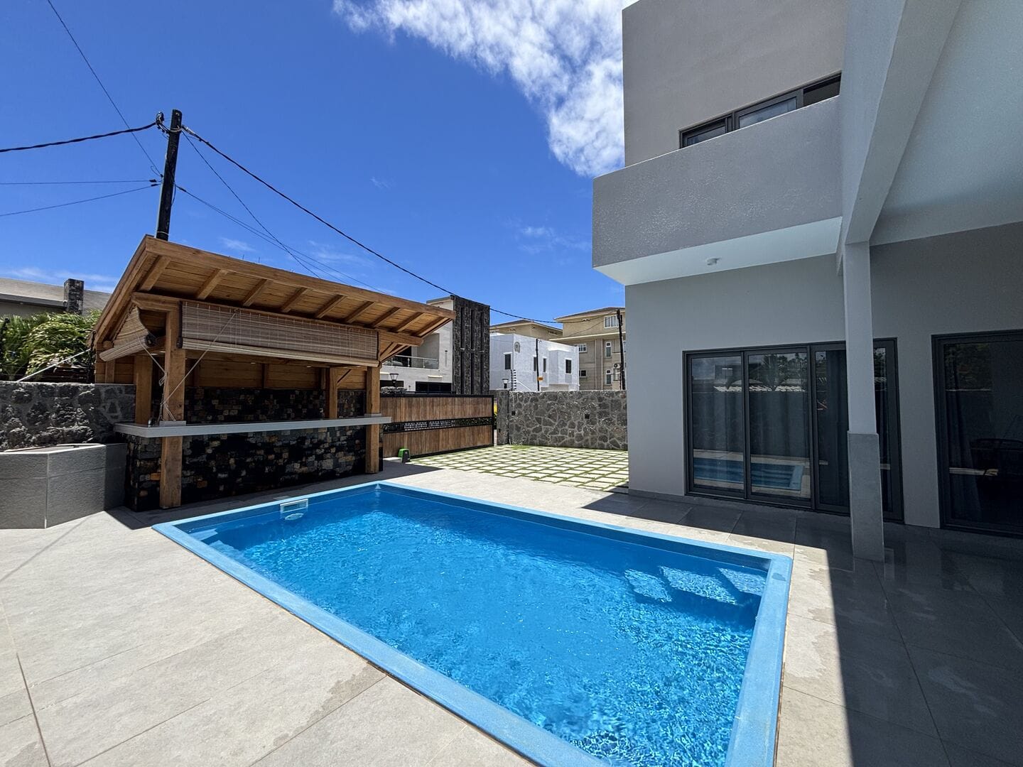 VILLA CONTEMPORAINE 3 CHAMBRES AVEC PISCINE ET CUISINE D’ÉTÉ – GRAND BAIE - Photo principale