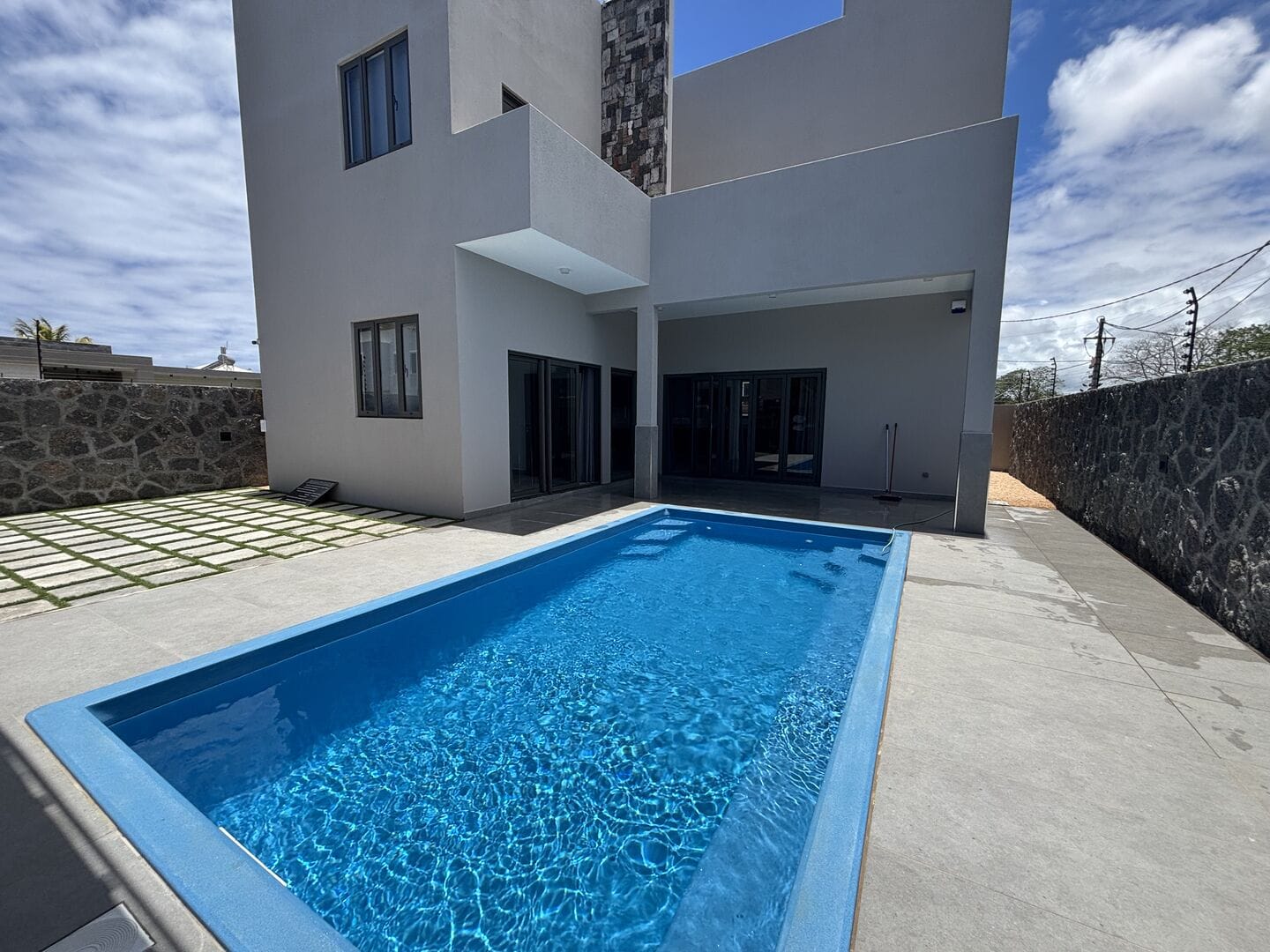 VILLA CONTEMPORAINE 3 CHAMBRES AVEC PISCINE ET CUISINE D’ÉTÉ – GRAND BAIE - Photo 2