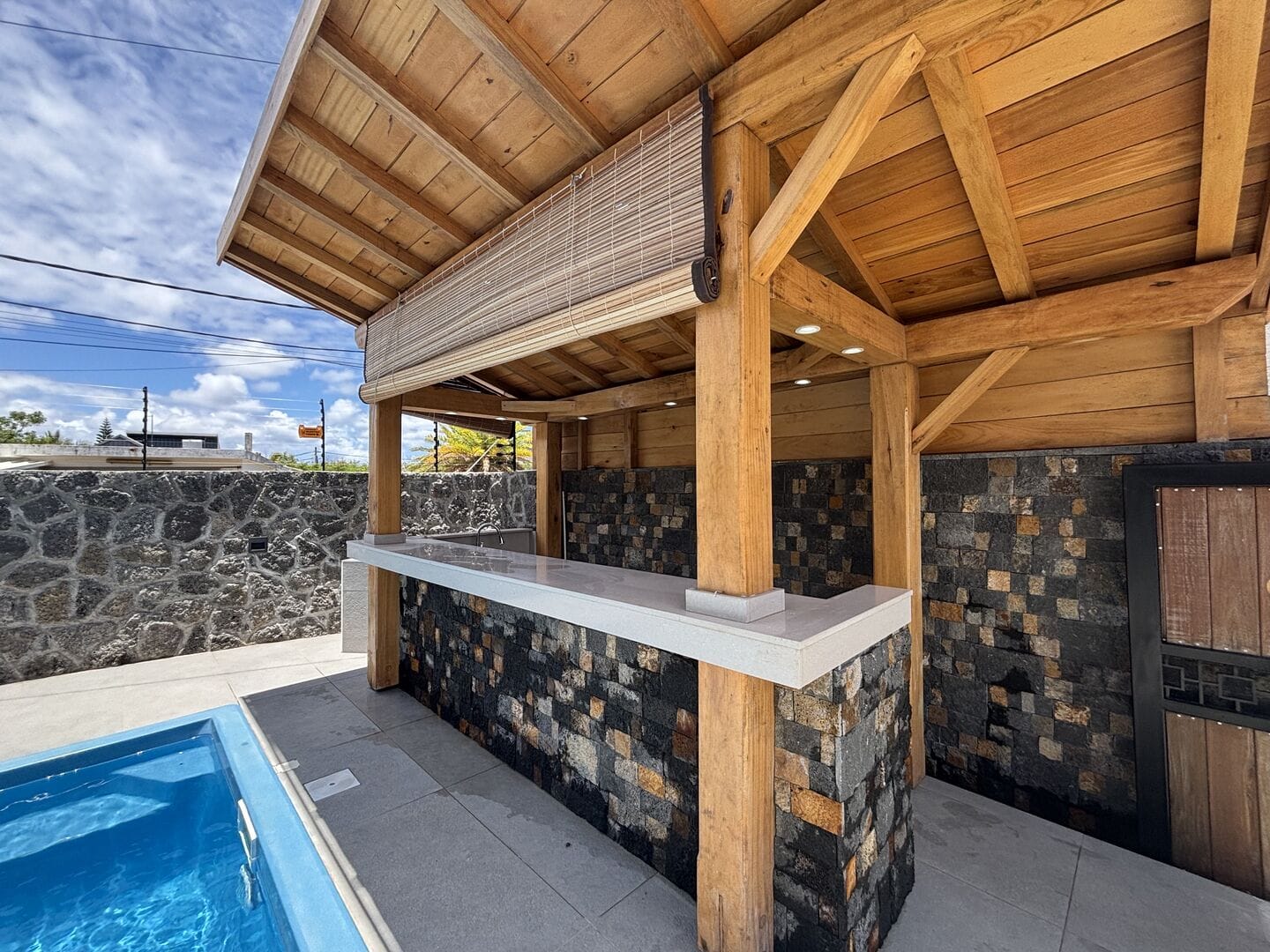 VILLA CONTEMPORAINE 3 CHAMBRES AVEC PISCINE ET CUISINE D’ÉTÉ – GRAND BAIE - Photo 3