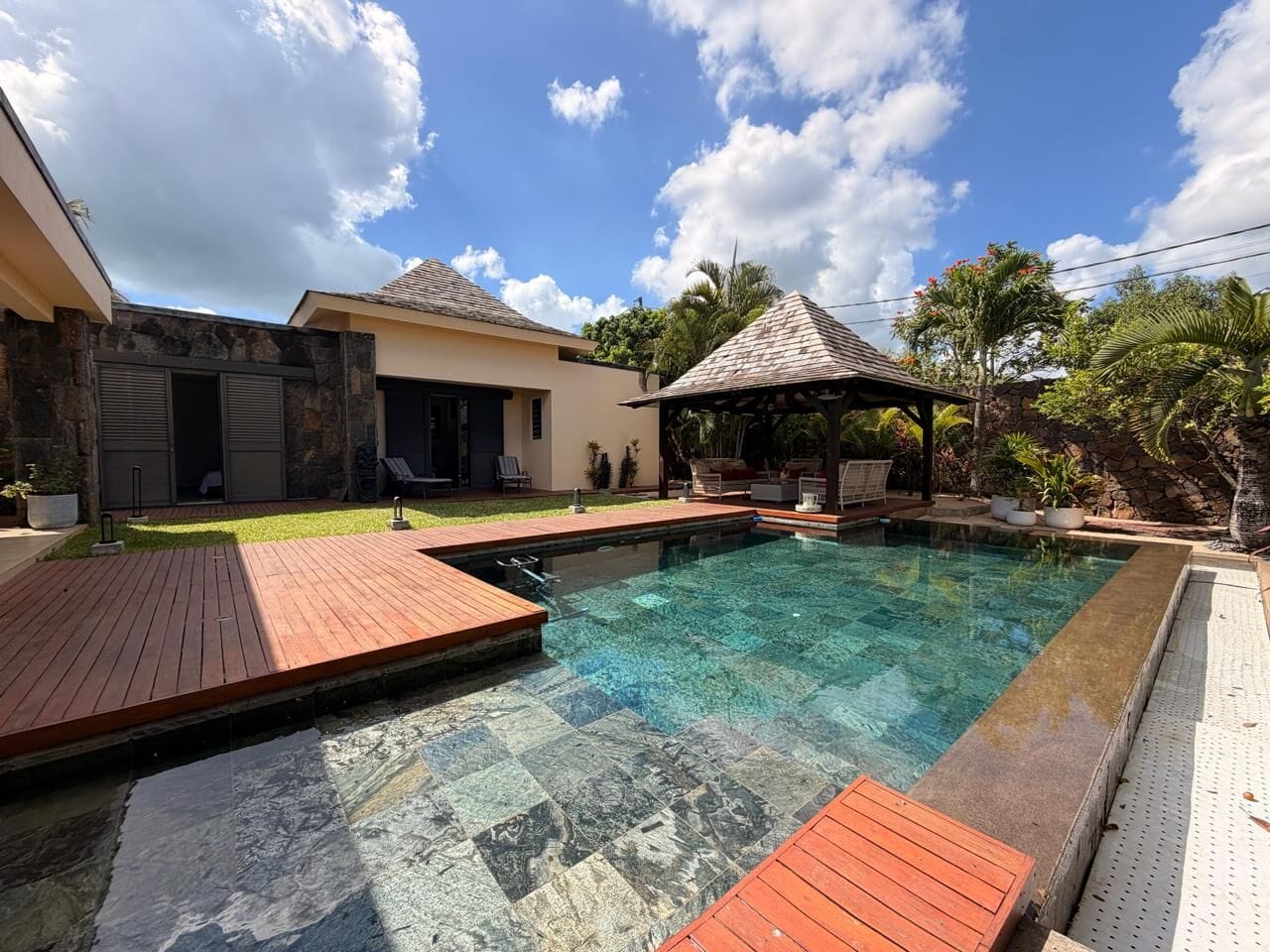 À LOUER – Sublime villa 3 chambres en suite dans une résidence haut de gamme à Péreybère - Photo 2