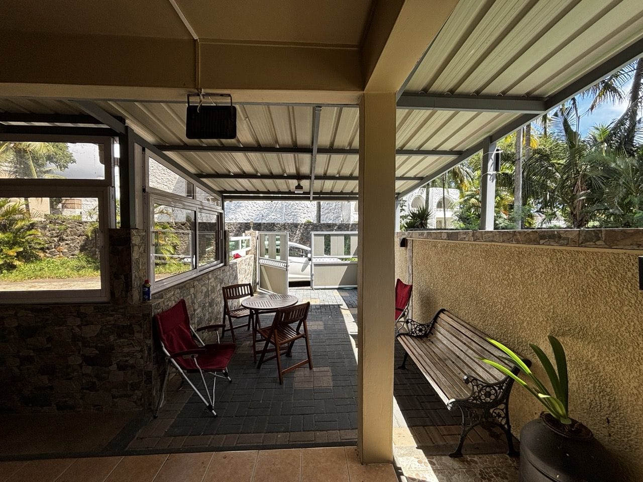 TROU AUX BICHES – APPARTEMENT AVEC VÉRANDA & PISCINE COLLECTIVE À 5MN À PIED DE LA PLAGE - Photo 3