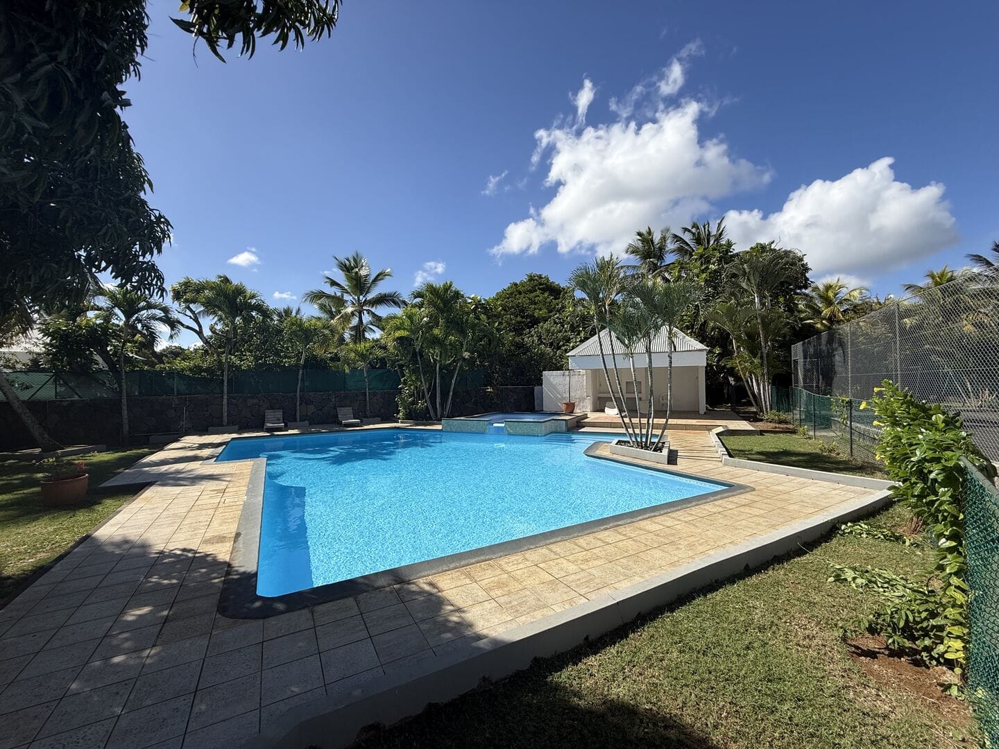 DUPLEX 3 CHAMBRES AVEC JARDIN PRIVATIF EN RÉSIDENCE SÉCURISÉE – LES BOUGAINVILLÉES, GRAND BAIE - Photo principale