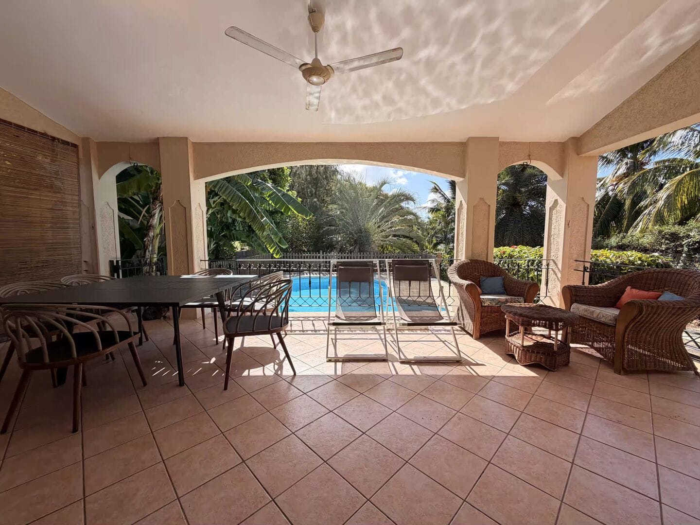 Maison familiale 3 chambres + bureau avec piscine et vue montagne – À louer à Tamarin - Photo 3
