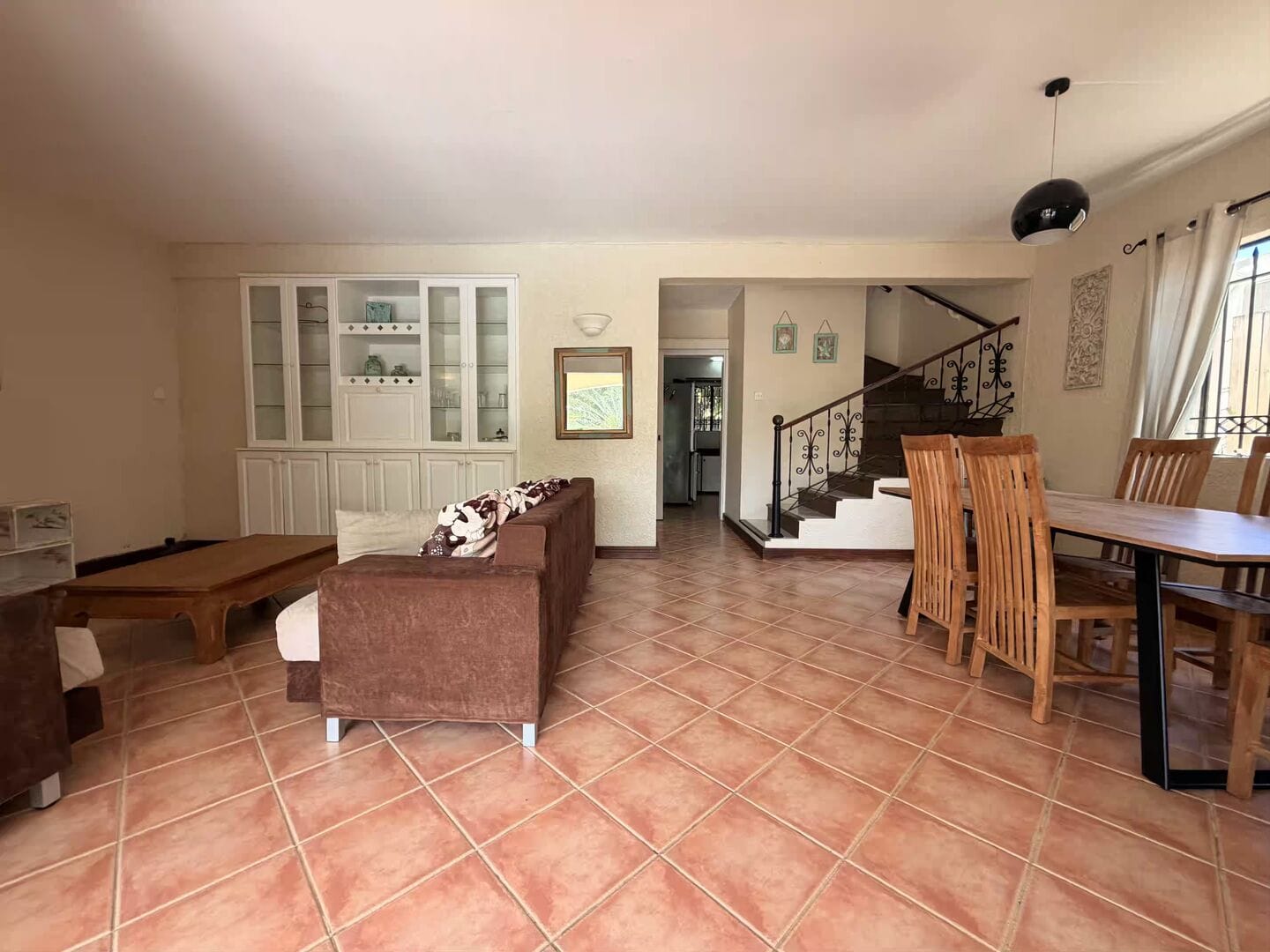 Maison familiale 3 chambres + bureau avec piscine et vue montagne – À louer à Tamarin - Photo 4