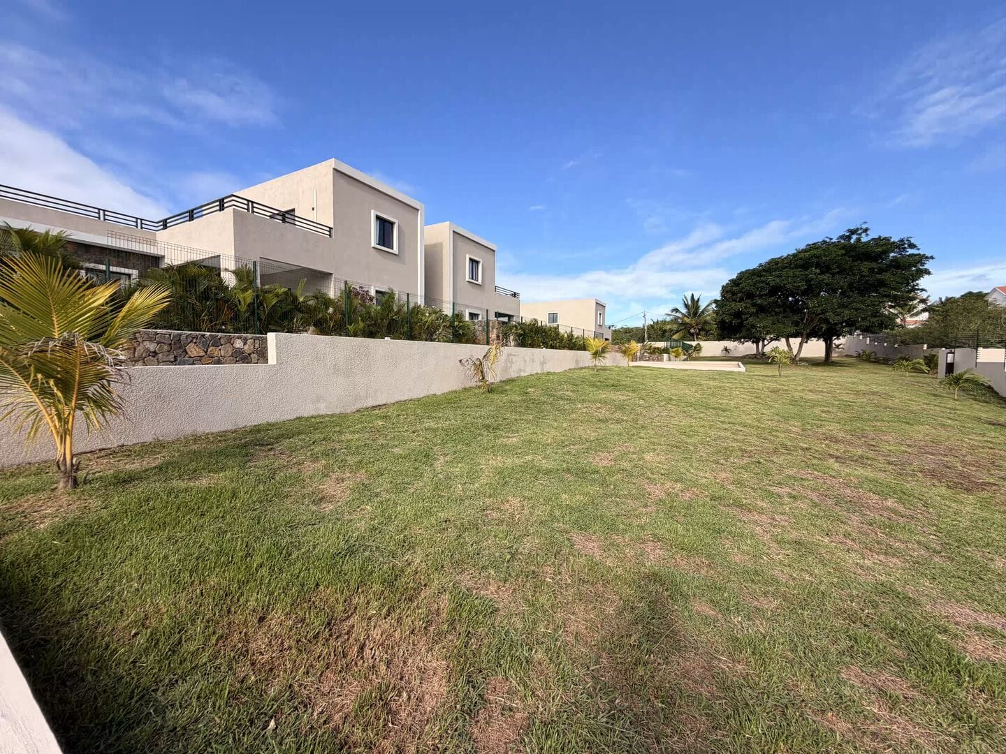 Villa neuve 3 chambres avec piscine privative à louer – Calodyne - Photo 3