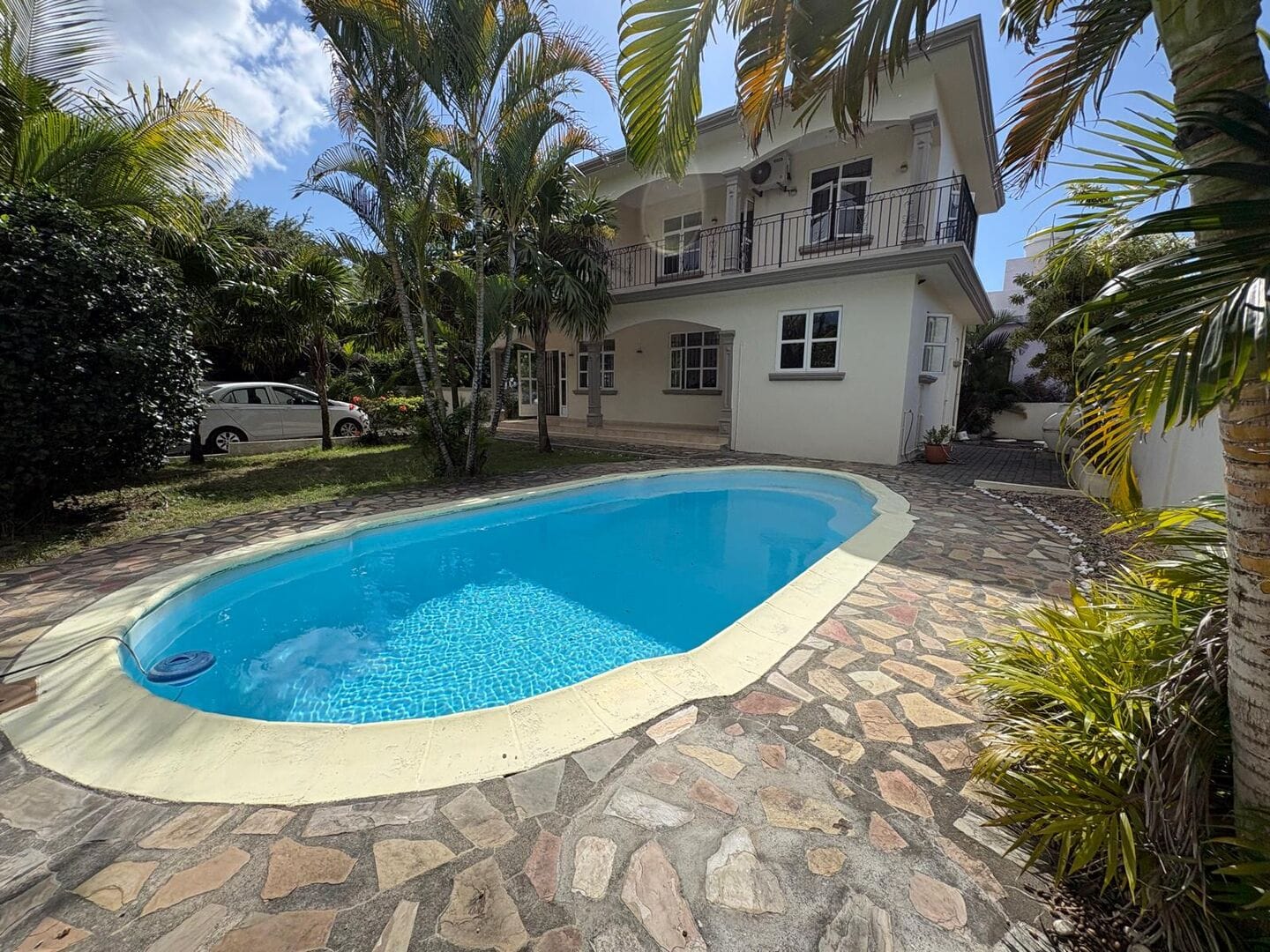 VILLA INDIVIDUELLE 3 CHAMBRES AVEC PISCINE ET JARDIN – CALODYNE - Photo principale