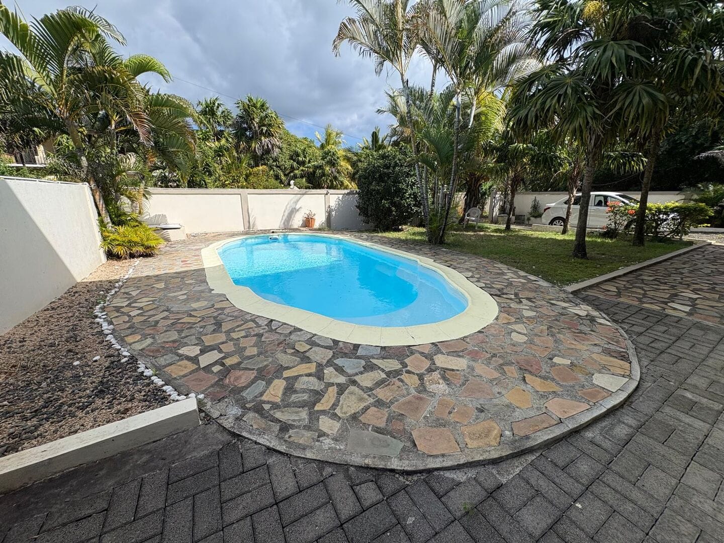 VILLA INDIVIDUELLE 3 CHAMBRES AVEC PISCINE ET JARDIN – CALODYNE - Photo 2