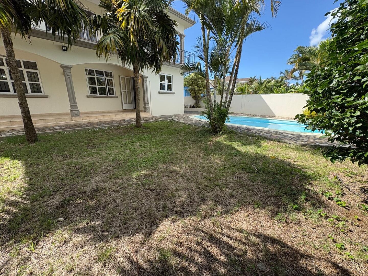 VILLA INDIVIDUELLE 3 CHAMBRES AVEC PISCINE ET JARDIN – CALODYNE - Photo 3