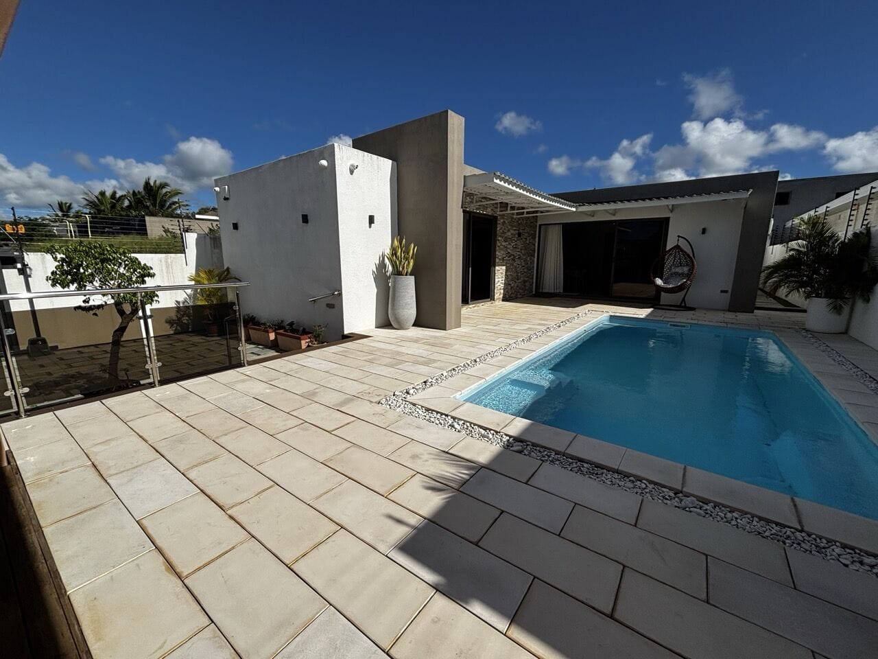 VILLA DE PLAIN-PIED 3 CHAMBRES, PISCINE ET VARANGUE TROPICALE – Grand Baie - Photo 2
