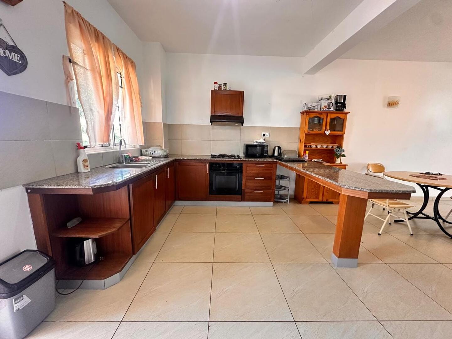 Appartement 2 chambres à louer à Grand Baie – Résidence sécurisée avec piscine - Photo 2