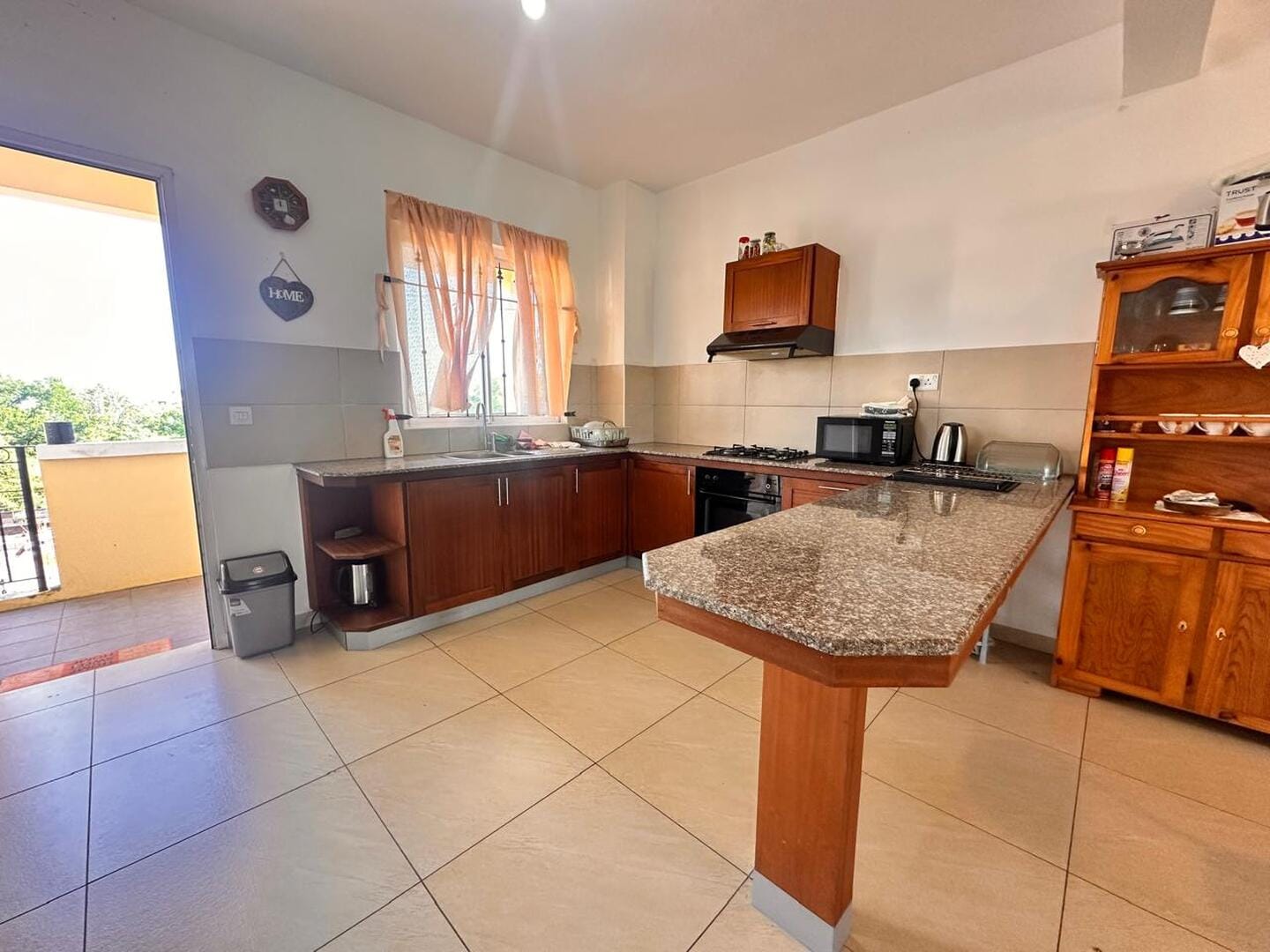 Appartement 2 chambres à louer à Grand Baie – Résidence sécurisée avec piscine - Photo 3