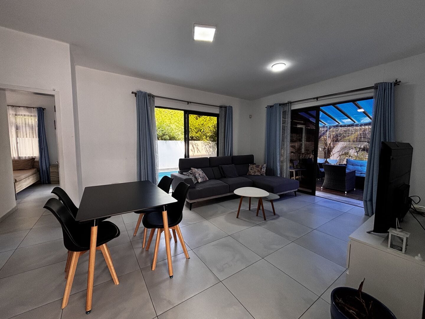 Villa familiale avec piscine et grands volumes – Grand Baie - Photo 3