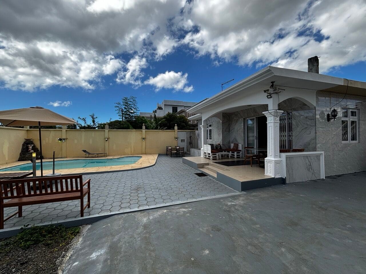MAISON 2 CHAMBRES DE PLAIN-PIED AVEC PISCINE – TROU AUX BICHES