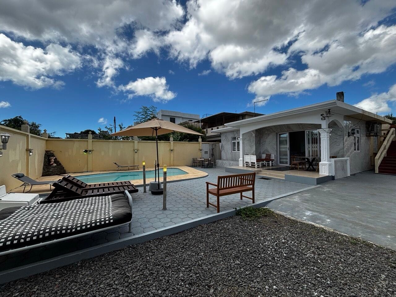 MAISON 2 CHAMBRES DE PLAIN-PIED AVEC PISCINE – TROU AUX BICHES - Photo 3