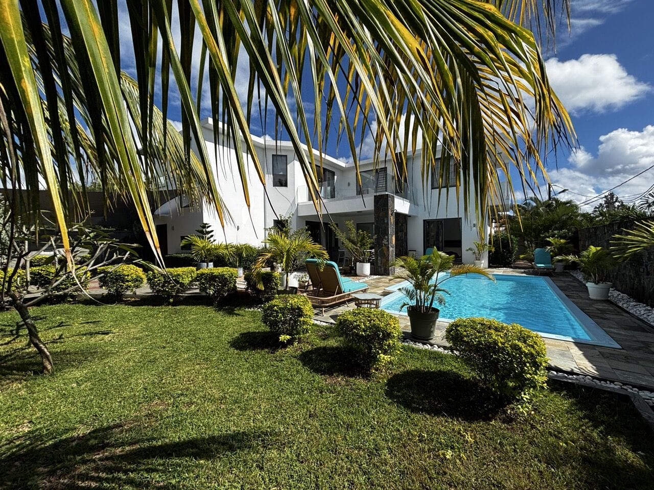 EXCLUSIVITÉ – VILLA CONTEMPORAINE AVEC SÉJOUR CATHÉDRALE, JARDIN & PISCINE – PÉREYBÈRE - Photo 2