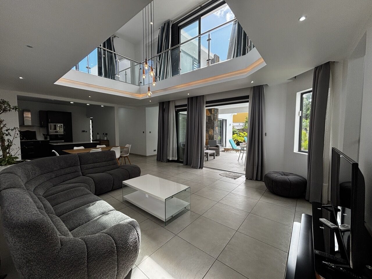 EXCLUSIVITÉ – VILLA CONTEMPORAINE AVEC SÉJOUR CATHÉDRALE, JARDIN & PISCINE – PÉREYBÈRE - Photo 5