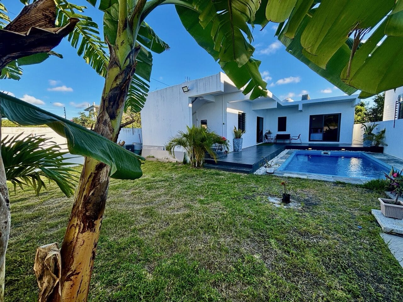 VILLA DE PLAIN-PIED 2 CHAMBRES AVEC JARDIN ET PISCINE – PÉREYBÈRE - Photo principale
