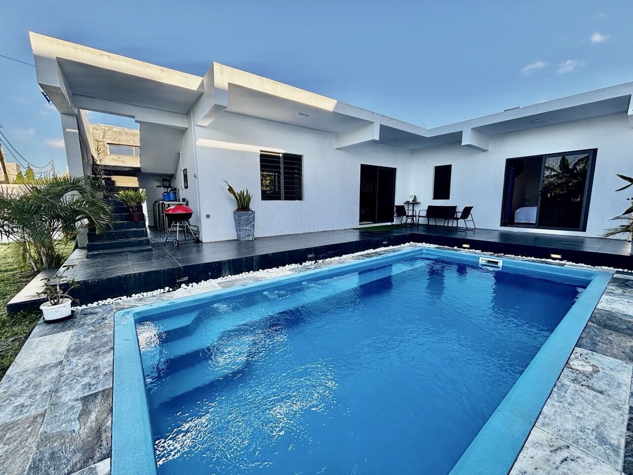 VILLA DE PLAIN-PIED 2 CHAMBRES AVEC JARDIN ET PISCINE – PÉREYBÈRE - Photo 3