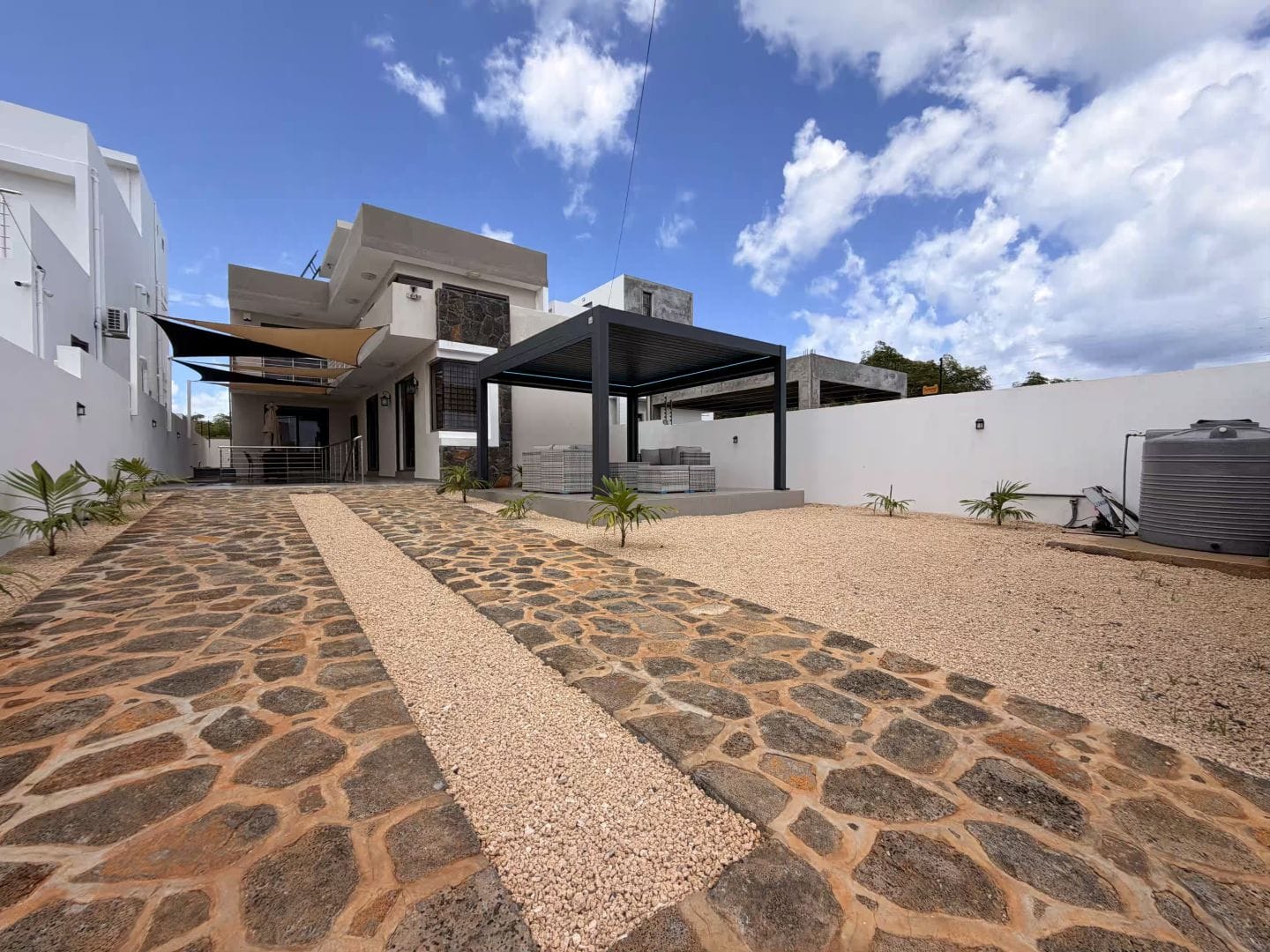 VILLA NEUVE 4 CHAMBRES AVEC PISCINE À LOUER – POINTE AUX PIMENTS - Photo principale