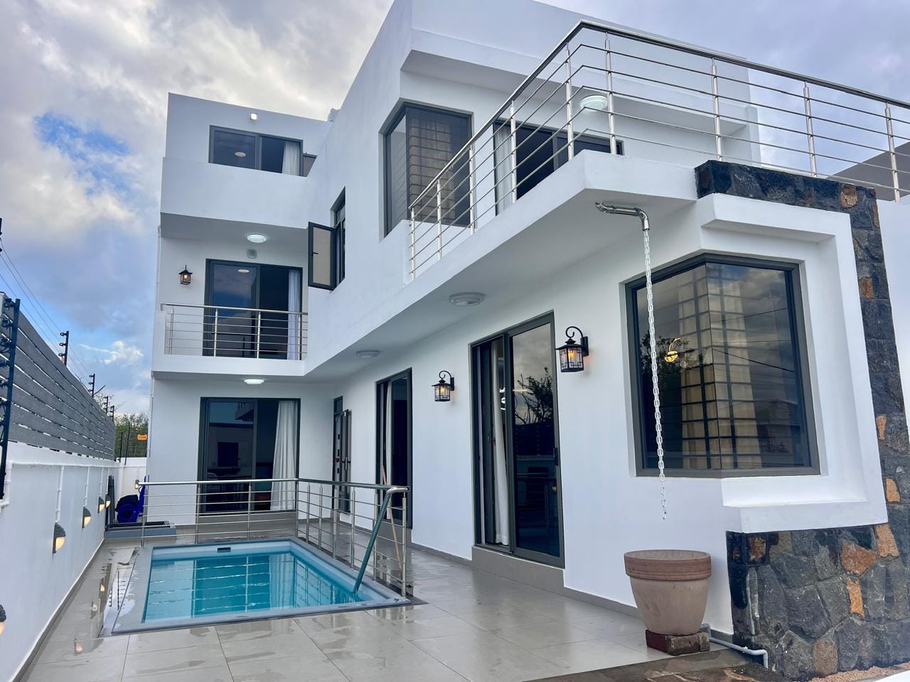 Villa neuve 4 chambres avec piscine à louer – Pointe aux Piments