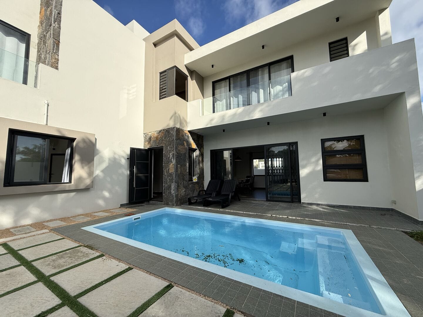VILLA CONTEMPORAINE 4 CHAMBRES AVEC PISCINE PRIVÉE ET ROOFTOP DE 80 M² – CAP MALHEUREUX - Photo 2