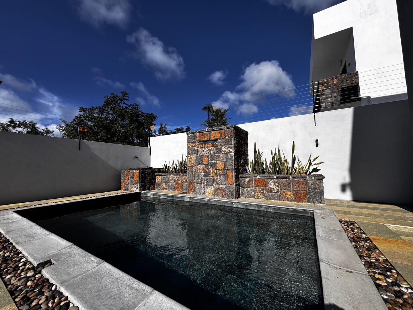 Villa contemporaine neuve avec piscine et grandes ouvertures vitrées – Grand Baie - Photo principale