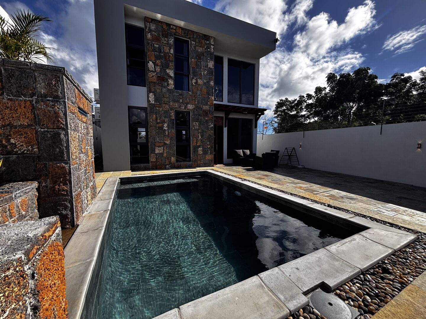 Villa contemporaine neuve avec piscine et grandes ouvertures vitrées – Grand Baie - Photo 2