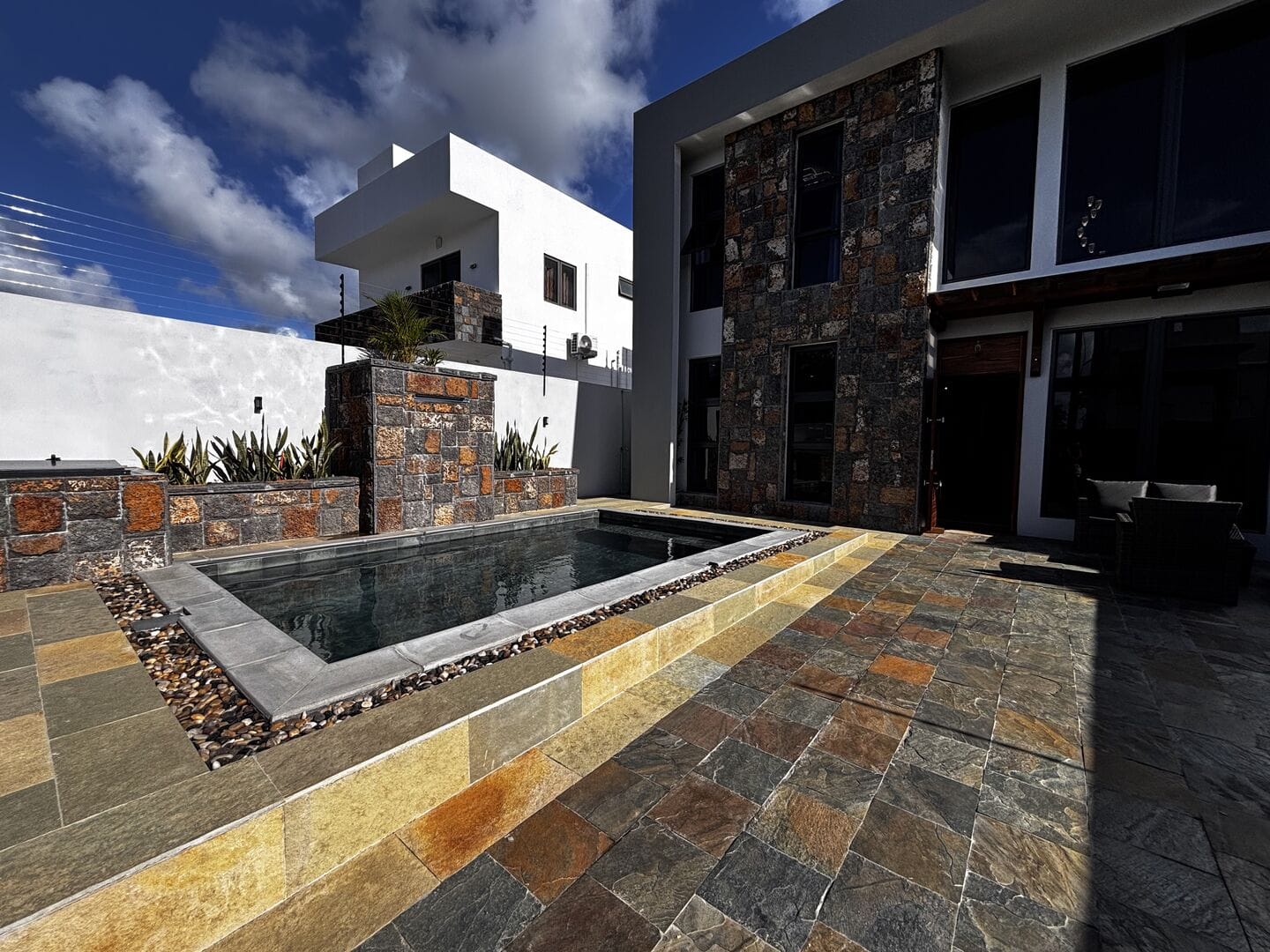 Villa contemporaine neuve avec piscine et grandes ouvertures vitrées – Grand Baie - Photo 3