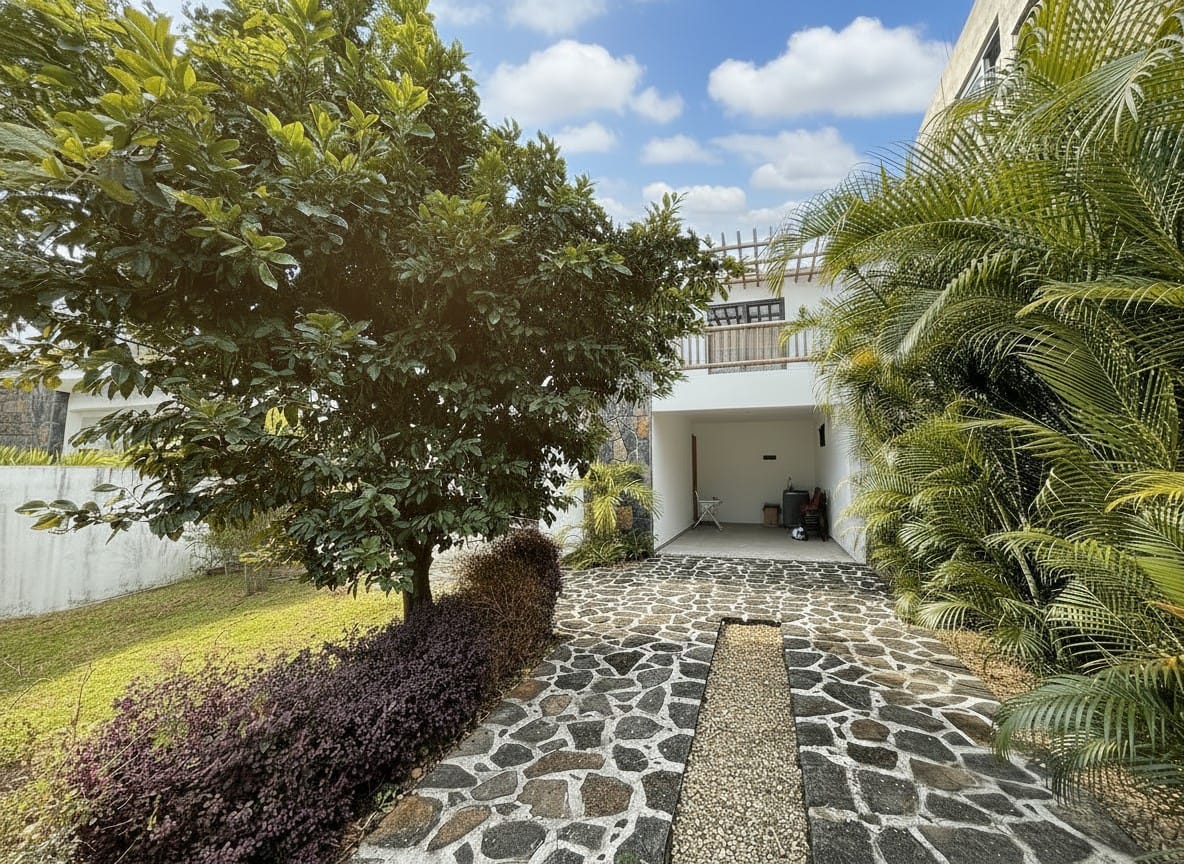 VILLA RECENTE AVEC PISCINE & ROOFTOP – VERITABLE OPPORTUNITE À TROU AUX BICHES - Photo 2