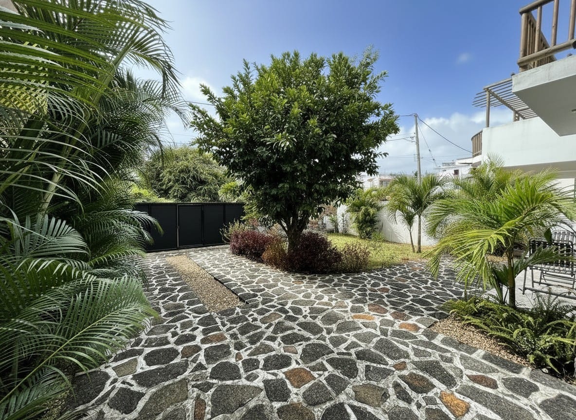 VILLA RECENTE AVEC PISCINE & ROOFTOP – VERITABLE OPPORTUNITE À TROU AUX BICHES - Photo 3