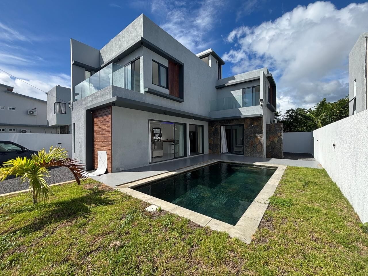 VILLA NEUVE AVEC PISCINE À CALODYNE – À 2 MINUTES D’INTERMART