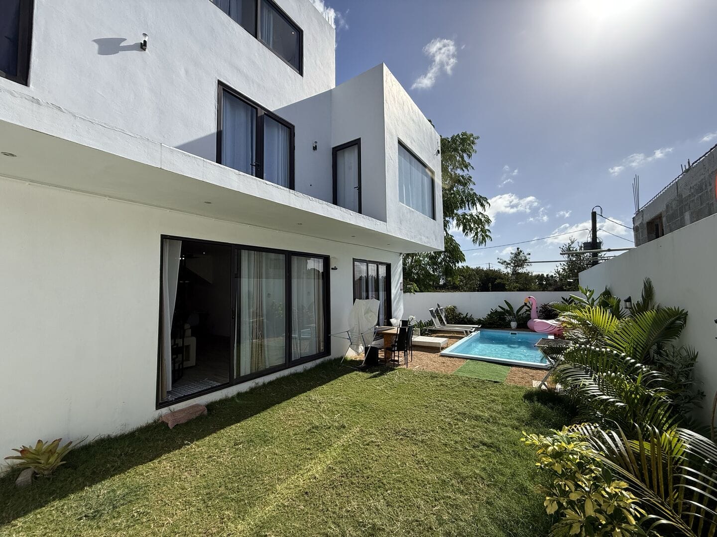 VILLA CONTEMPORAINE 5 CHAMBRES AVEC PISCINE PRIVÉE ET GRAND ROOFTOP – FOND DU SAC - Photo 2