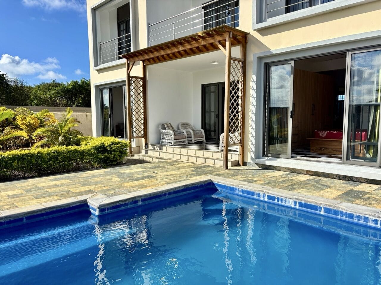 APPARTEMENT 3 CHAMBRES EN VILLA SUR JARDIN ET PISCINE - PROCHE AZURI
