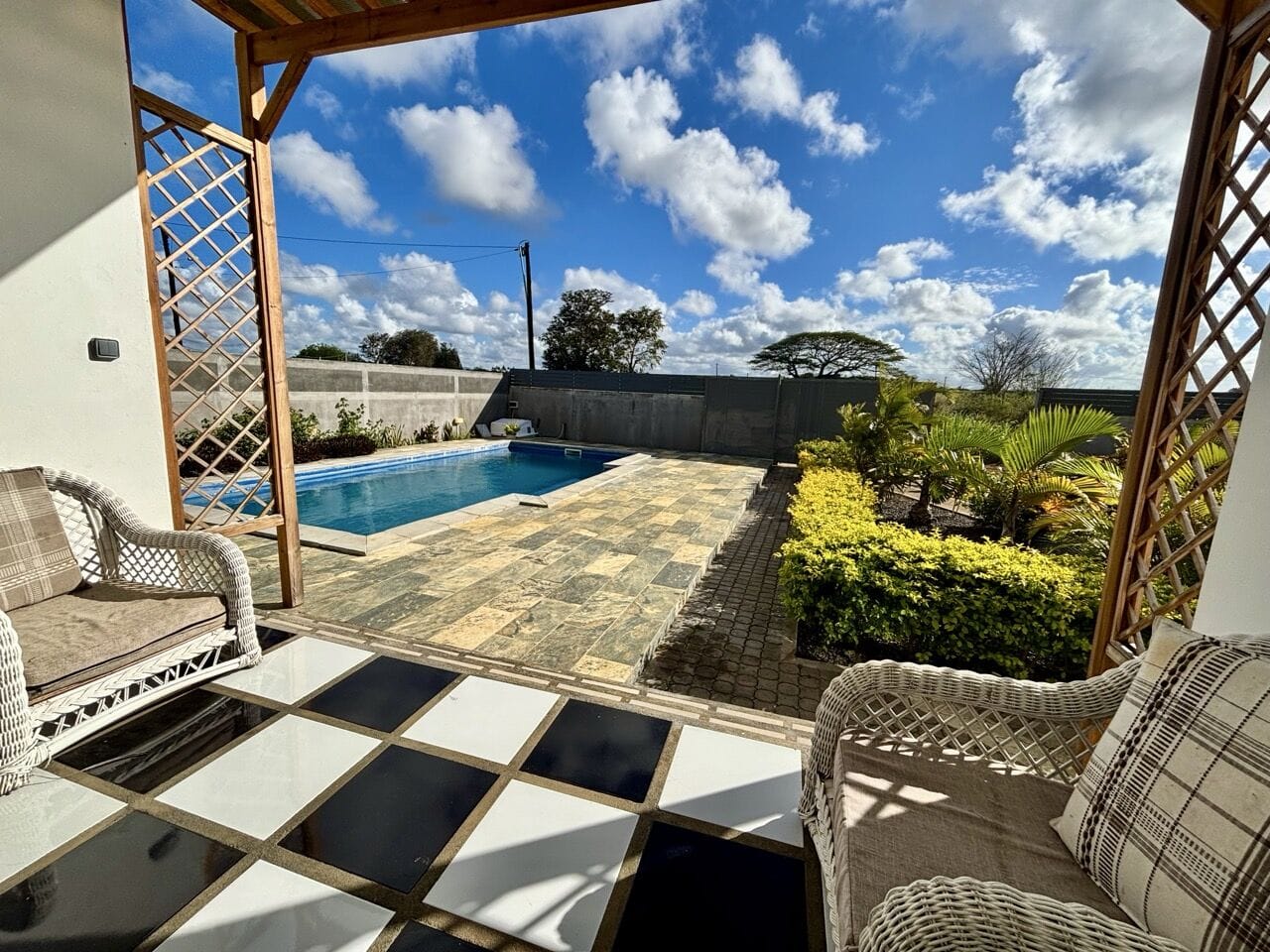 APPARTEMENT 3 CHAMBRES EN VILLA SUR JARDIN ET PISCINE - PROCHE AZURI - Photo 2