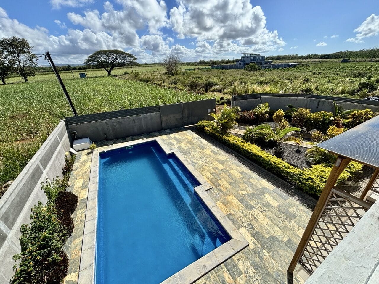 APPARTEMENT 3 CHAMBRES EN VILLA, JARDIN ET PISCINE - PROCHE AZURI