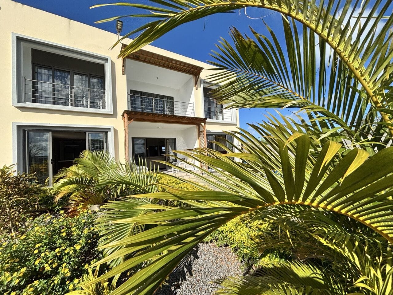 APPARTEMENT 3 CHAMBRES EN VILLA, JARDIN ET PISCINE - PROCHE AZURI - Photo 2