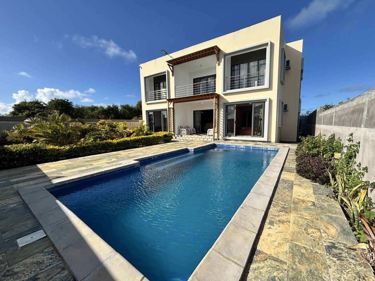 VILLA FAMILIALE 6 CHAMBRES EN DEUX APPARTEMENTS INDÉPENDANTS AVEC PISCINE – PROCHE D’AZURI - Photo 1