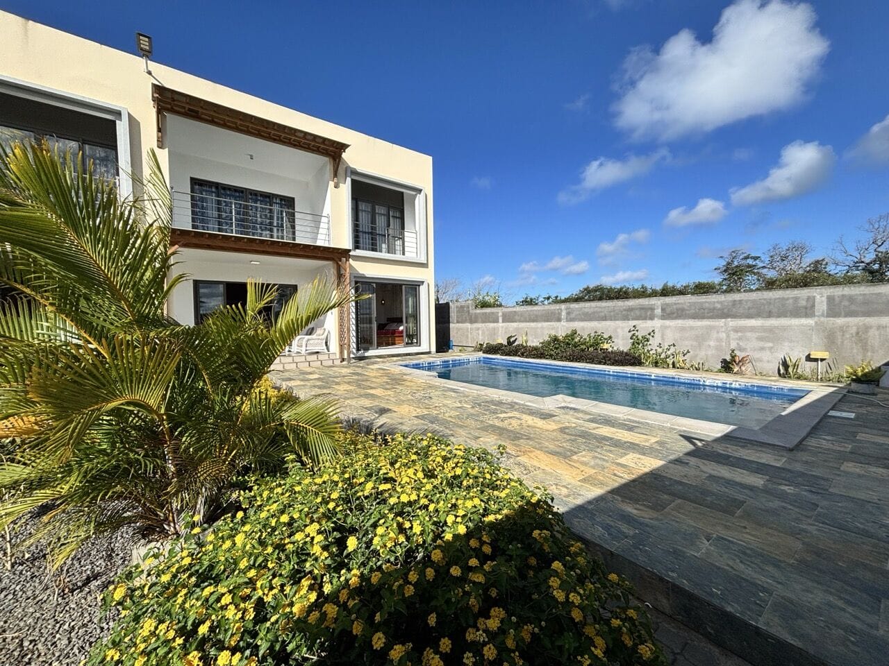 VILLA FAMILIALE 6 CHAMBRES EN DEUX APPARTEMENTS INDÉPENDANTS AVEC PISCINE – PROCHE D’AZURI - Photo 2