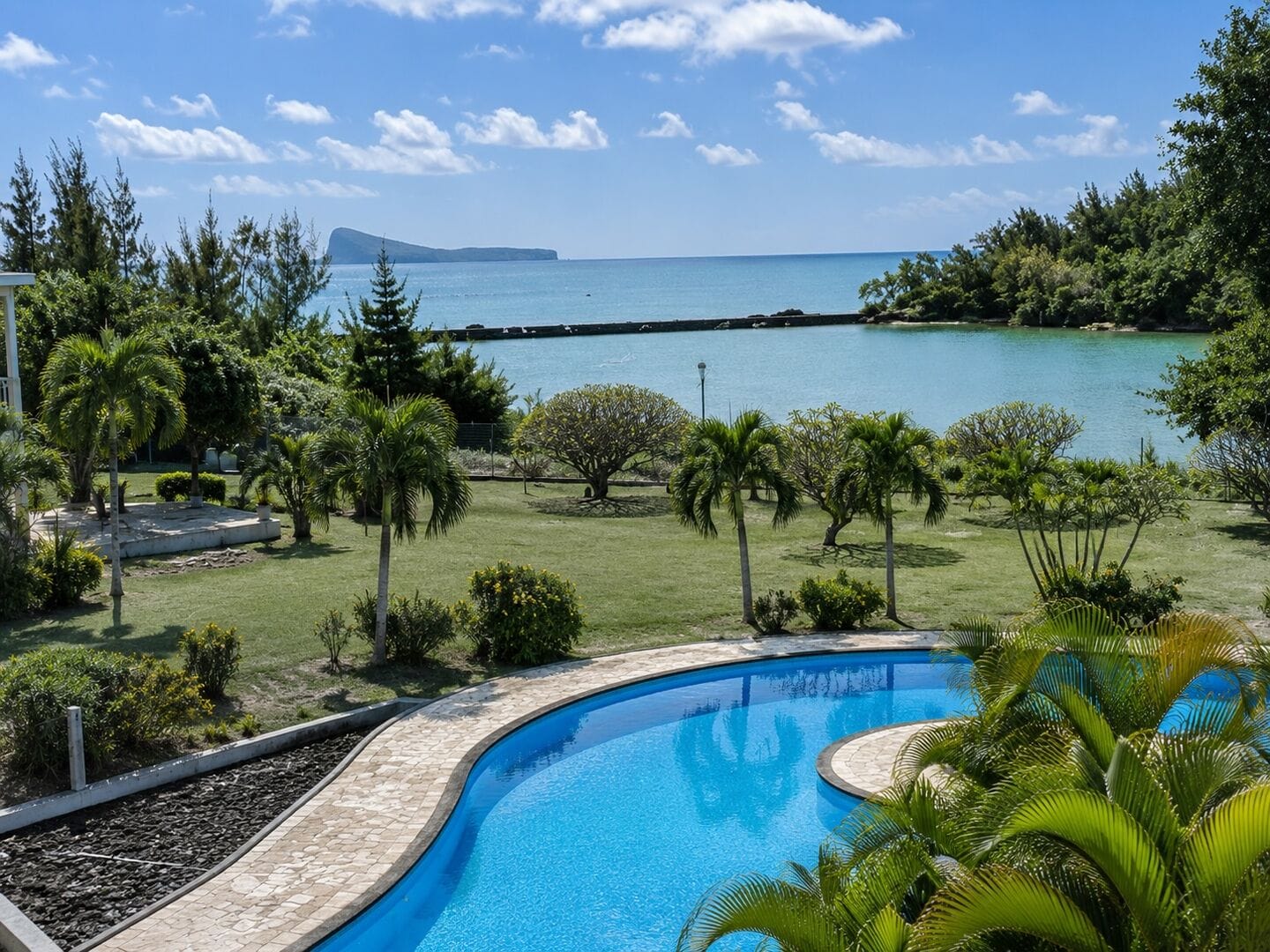 DUPLEX CONTEMPORAIN 3 CHAMBRES FACE AU LAGON ET COIN DE MIRE – CALODYNE