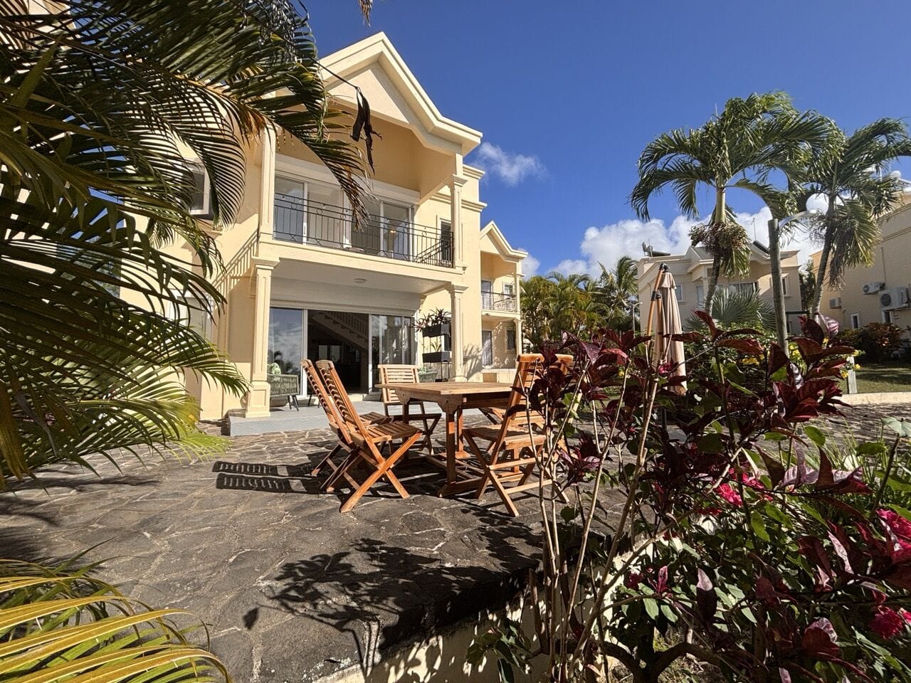 DUPLEX CONTEMPORAIN 3 CHAMBRES FACE AU LAGON ET COIN DE MIRE – CALODYNE - Photo 2