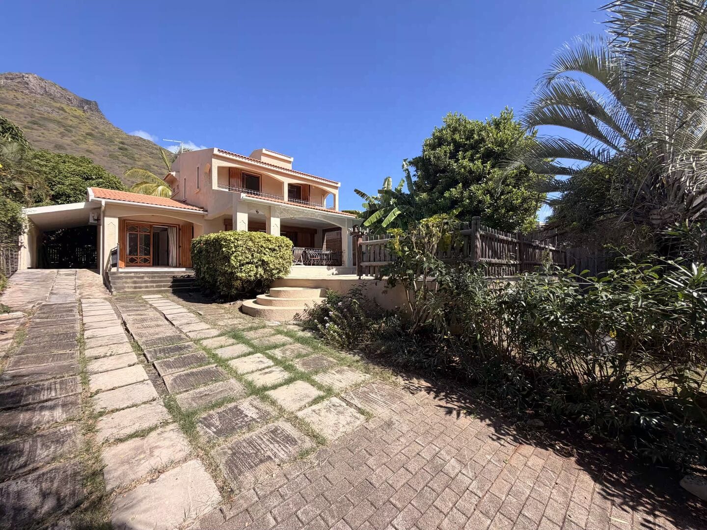 3-Bedroom Family Home with Office, Pool and Mountain Views – For Rent in Tamarin - Photo 2