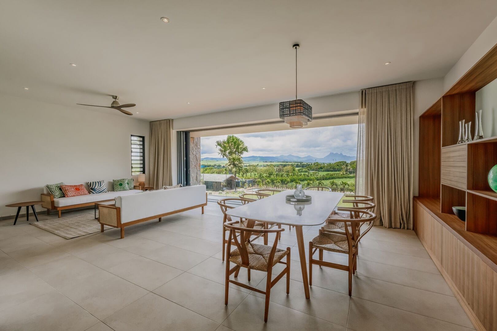 PRESTIGIOUS 4-BEDROOM APARTMENT WITH PANORAMIC MOUNTAIN VIEWS – BELLEVUE LIVING - Photo 1