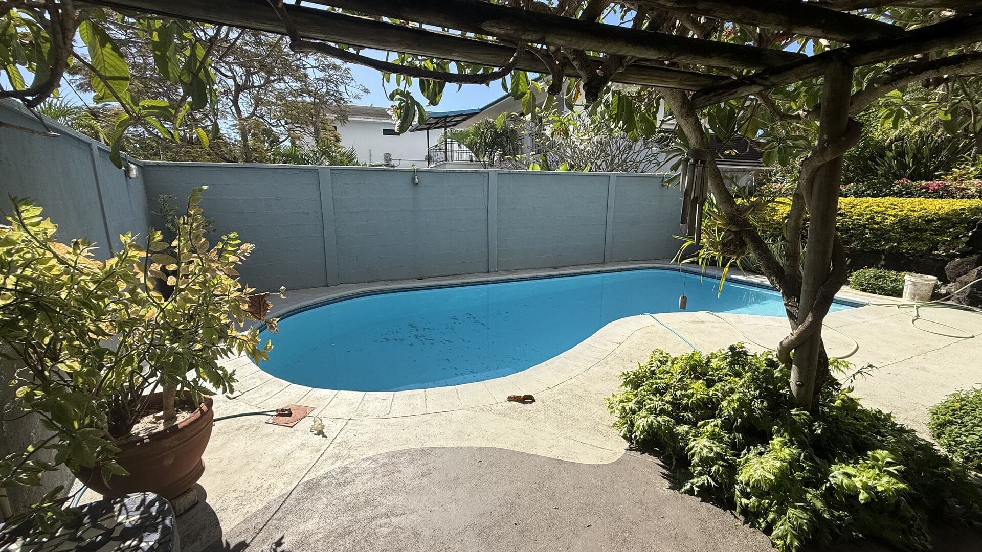 3-BEDROOM VILLA WITH SWIMMING POOL AND INDEPENDENT GUEST SUITE – CALODYNE - Photo 2