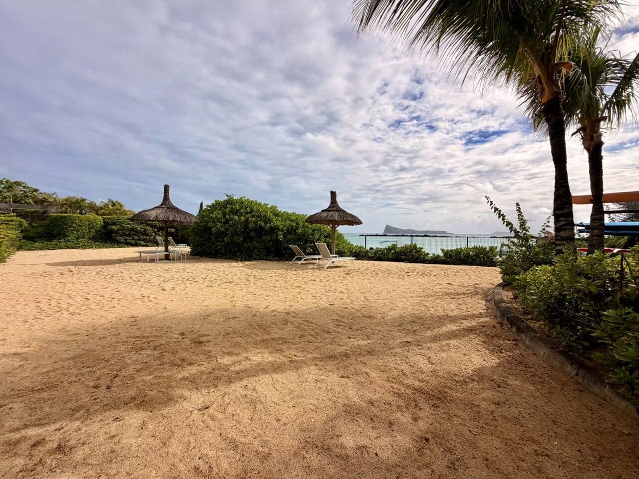 Exceptional Penthouse with Panoramic Coin de Mire Views – For Rent in Cap Malheureux - Photo 2