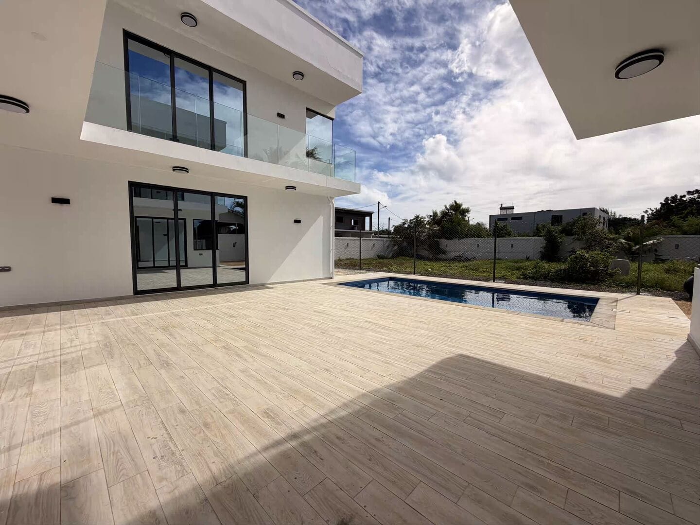 Brand-New Unfurnished 5-Bedroom Villa for Rent – Cap Malheureux - Photo 2