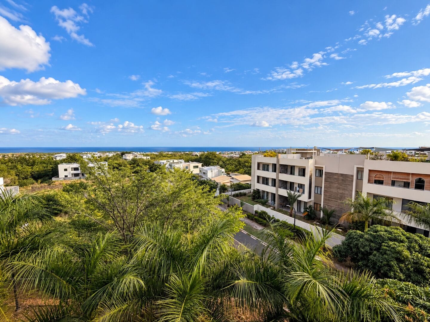 Stunning 3-Bedroom Penthouse with Private Rooftop, Jacuzzi & Panoramic Views – Flic-en-Flac - Photo 2