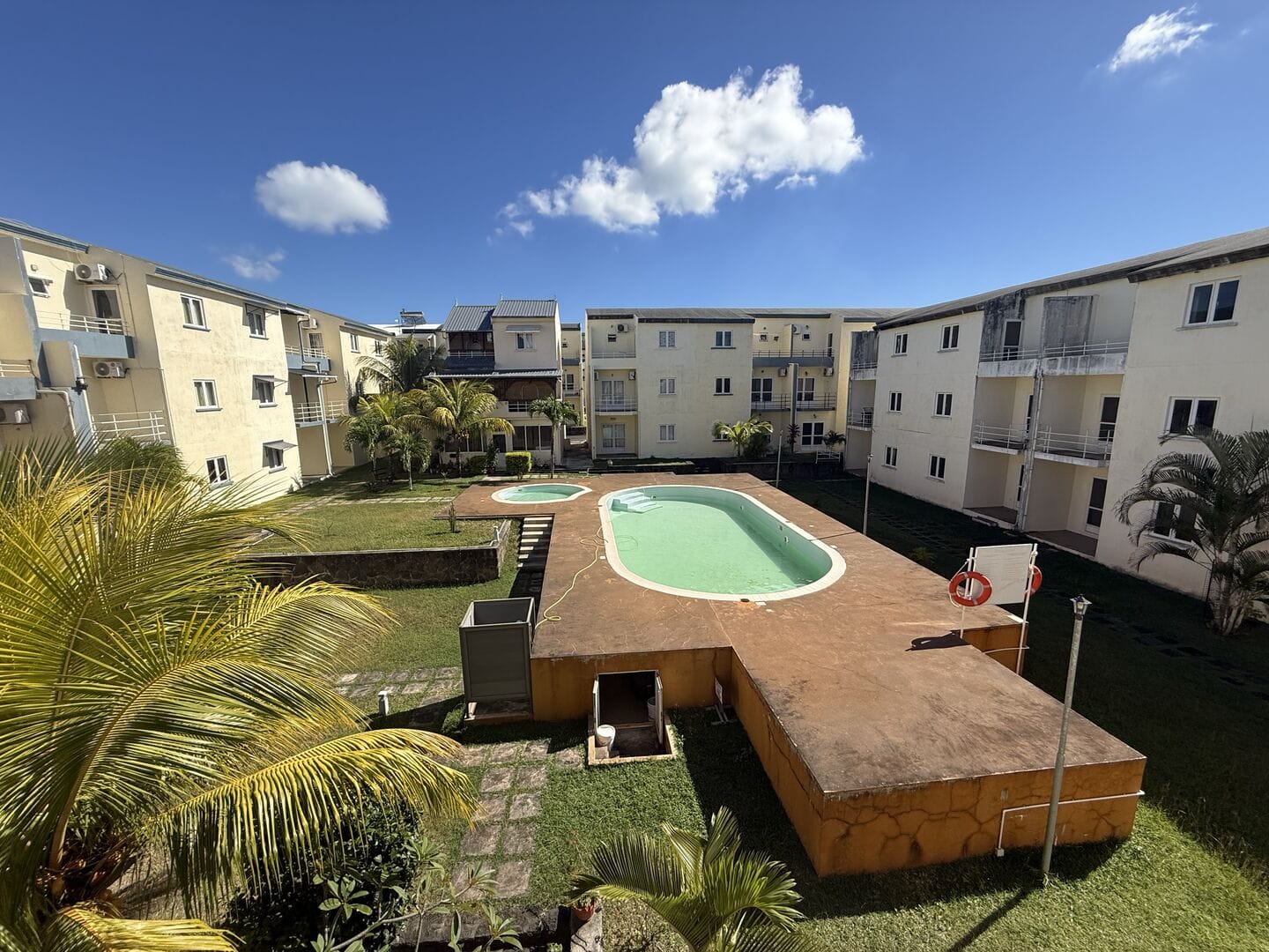 APPARTEMENT DUPLEX ENTIÈREMENT RÉNOVÉ 3 CHAMBRES AVEC PISCINE – CHEMIN VINGT PIEDS, GRAND BAIE