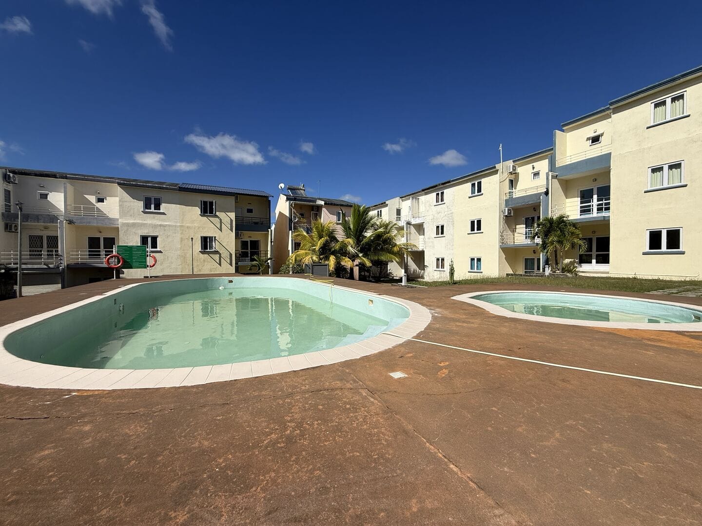 APPARTEMENT DUPLEX ENTIÈREMENT RÉNOVÉ 3 CHAMBRES AVEC PISCINE – CHEMIN VINGT PIEDS, GRAND BAIE - Photo 2