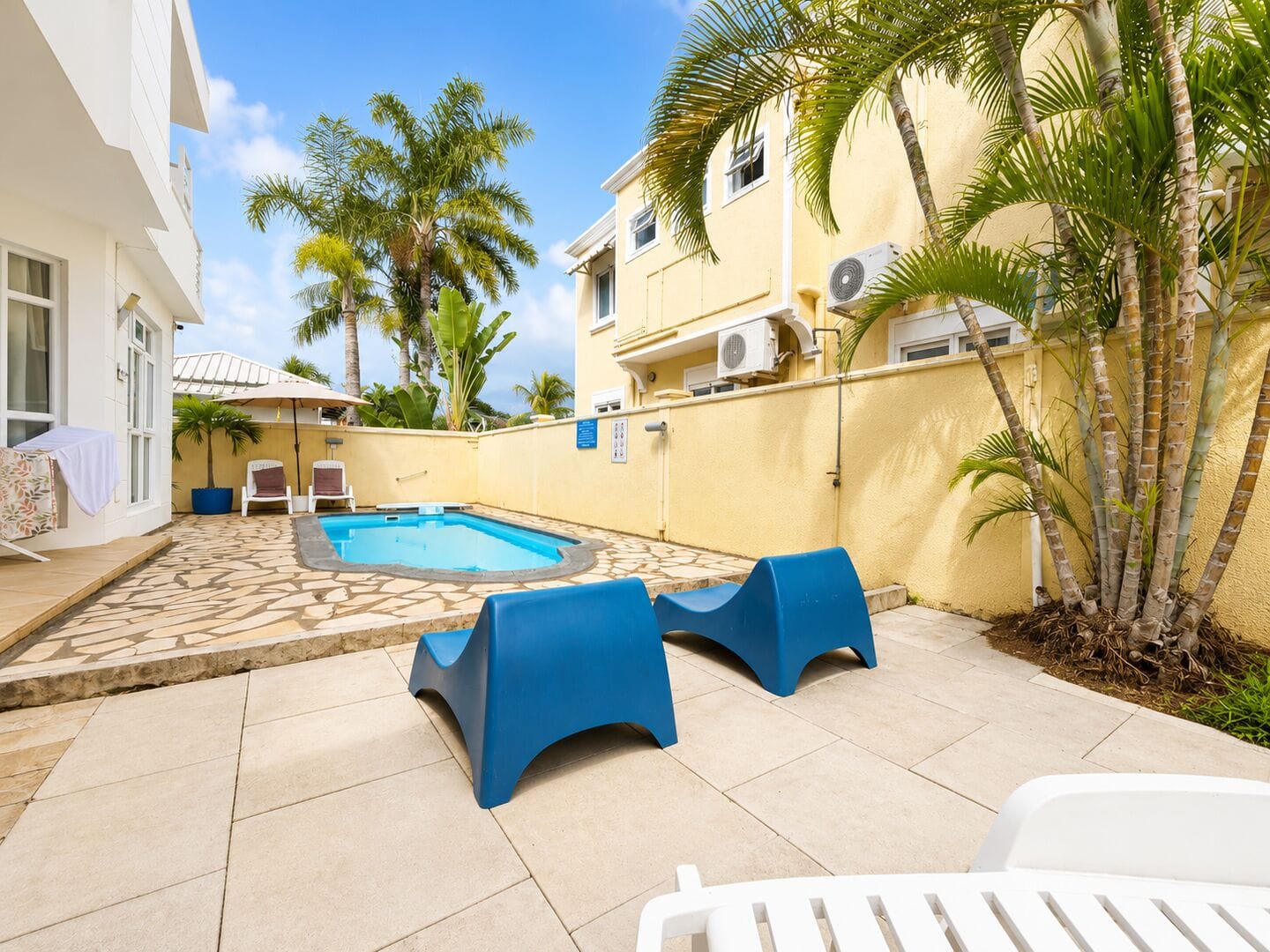 2-Bedroom Ensuite Duplex with Shared Pool – For Rent in Flic-en-Flac - Photo 2