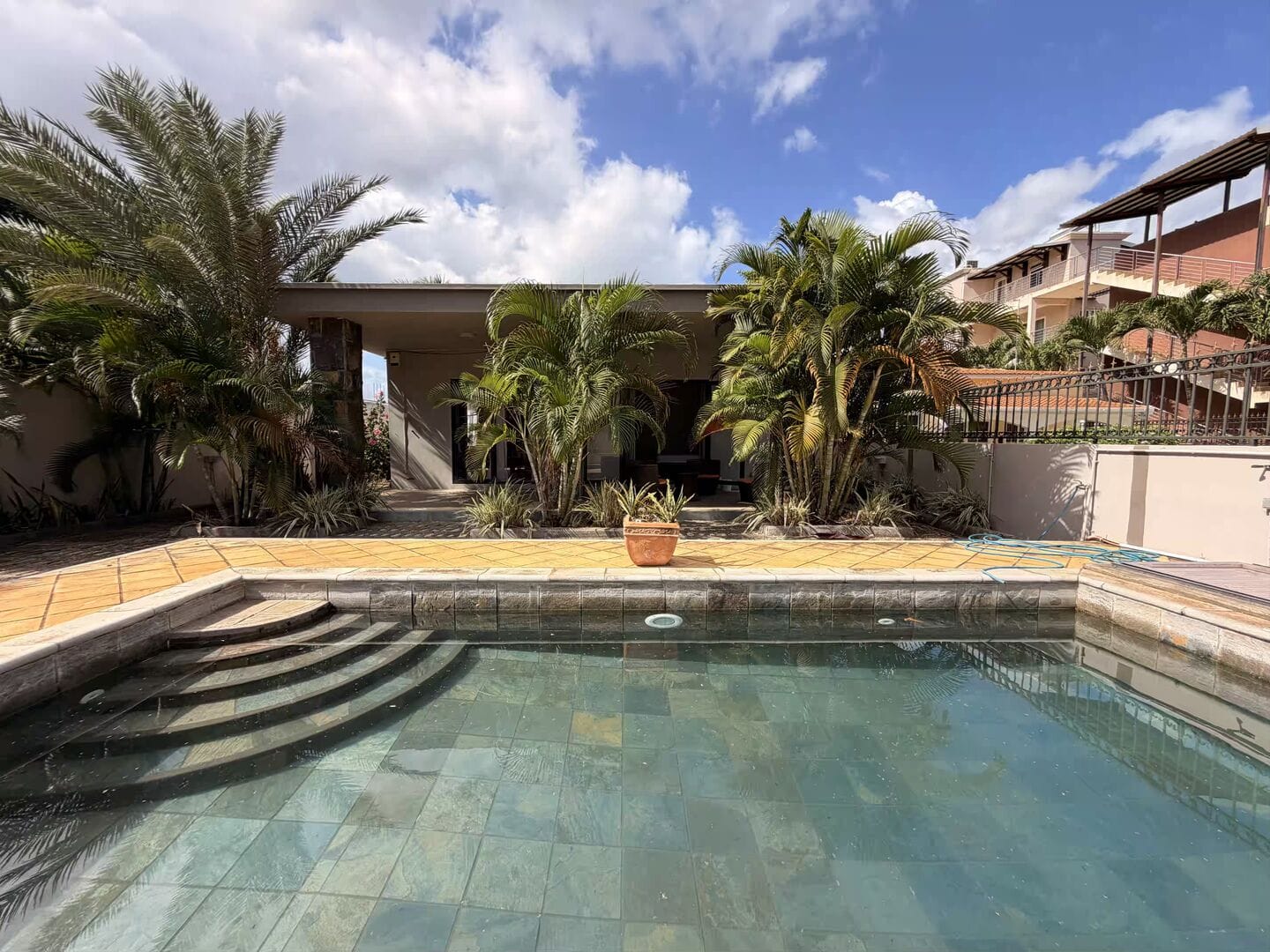 2-Bedroom Apartment with Shared Pool for Rent – 500m from Flic-en-Flac Beach